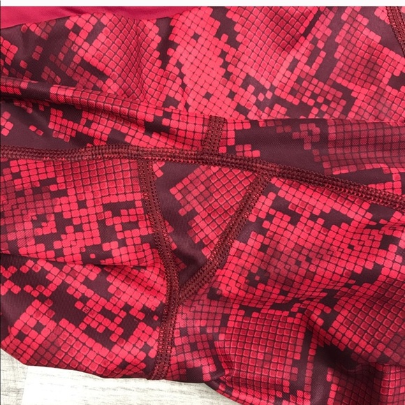 Lululemon red snake skin mesh back Capri workout - Picture 4 of 6